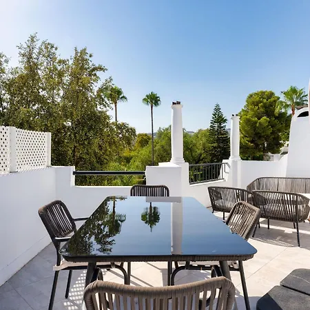 Дом отдыха Cozy Townhouse With Rooftop Terrace And Pool Марбелья