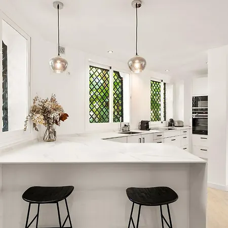 Дом отдыха Cozy Townhouse With Rooftop Terrace And Pool *