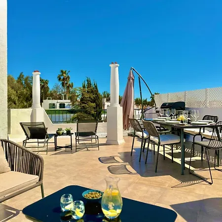 Дом отдыха Cozy Townhouse With Rooftop Terrace And Pool Марбелья