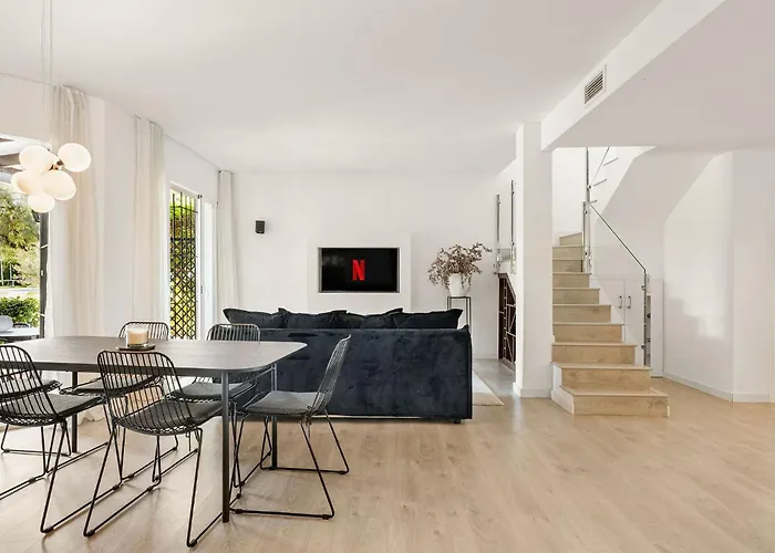 Cozy Townhouse With Rooftop Terrace And Pool Nyaraló *