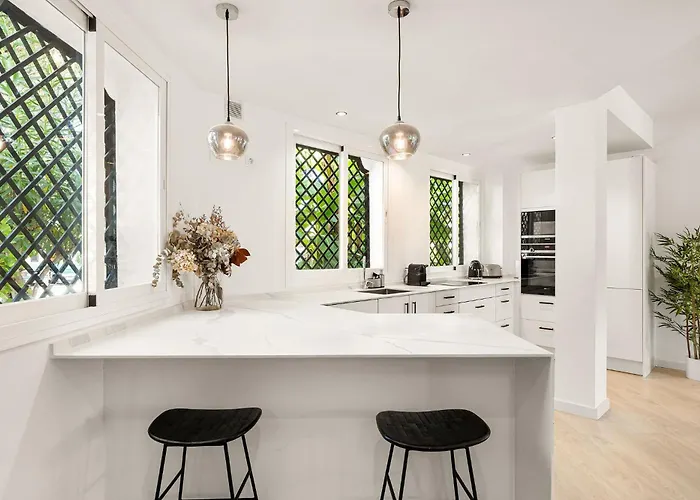 Nyaraló Cozy Townhouse With Rooftop Terrace And Pool *