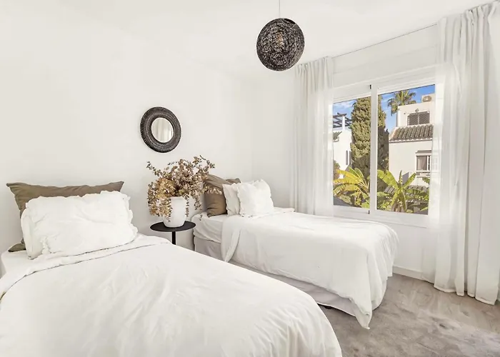 Cozy Townhouse With Rooftop Terrace And Pool Nyaraló *