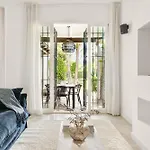Cozy Townhouse With Rooftop Terrace And Pool Hébergement de vacances Marbellac