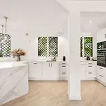 Hébergement de vacances Cozy Townhouse With Rooftop Terrace And Pool *