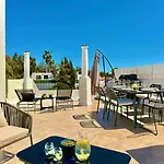 Hébergement de vacances Cozy Townhouse With Rooftop Terrace And Pool Marbellac